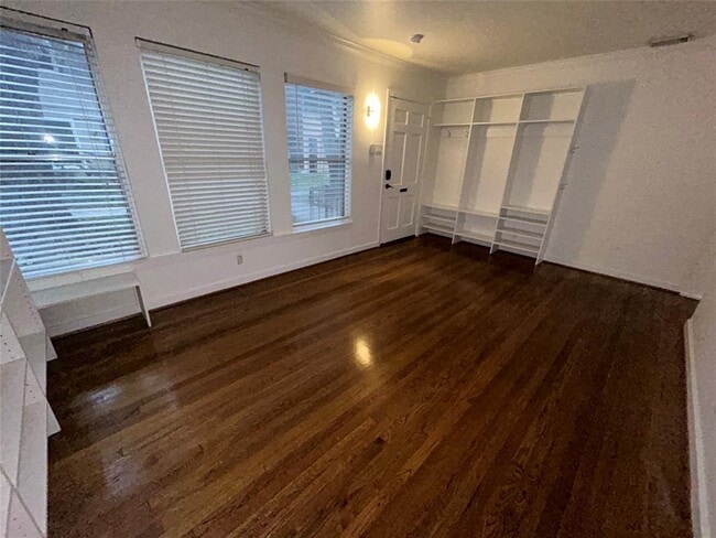 Building Photo - 4020 Blue Bonnet Blvd