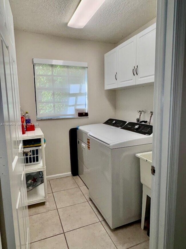 Building Photo - 1080 NW 100th Way