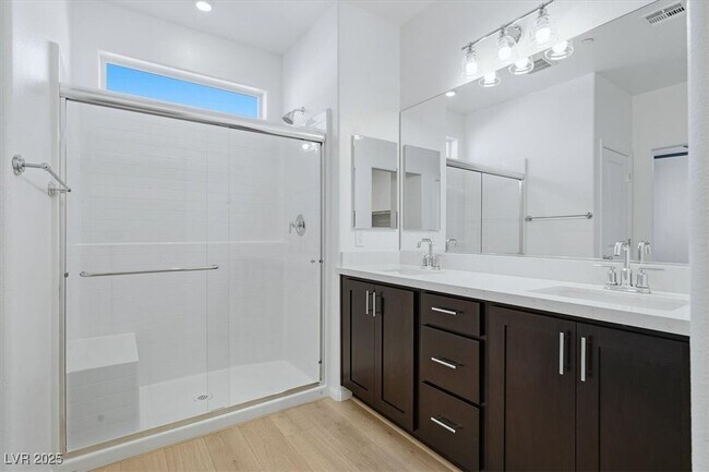 Building Photo - 8667 Luxuriant Ave