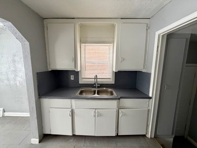 Building Photo - 3-Bedroom Section 8 Welcome