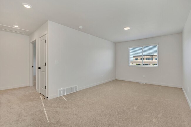Building Photo - 608 1860 N