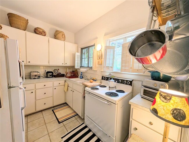 Building Photo - 1701 Siesta Dr