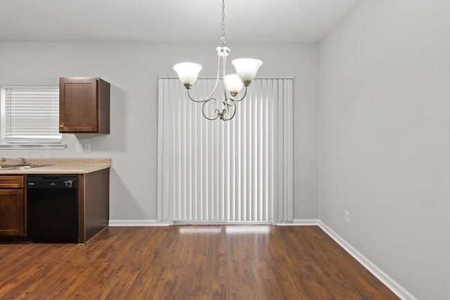 Building Photo - 3 Bedroom Townhome in Jonesboro!