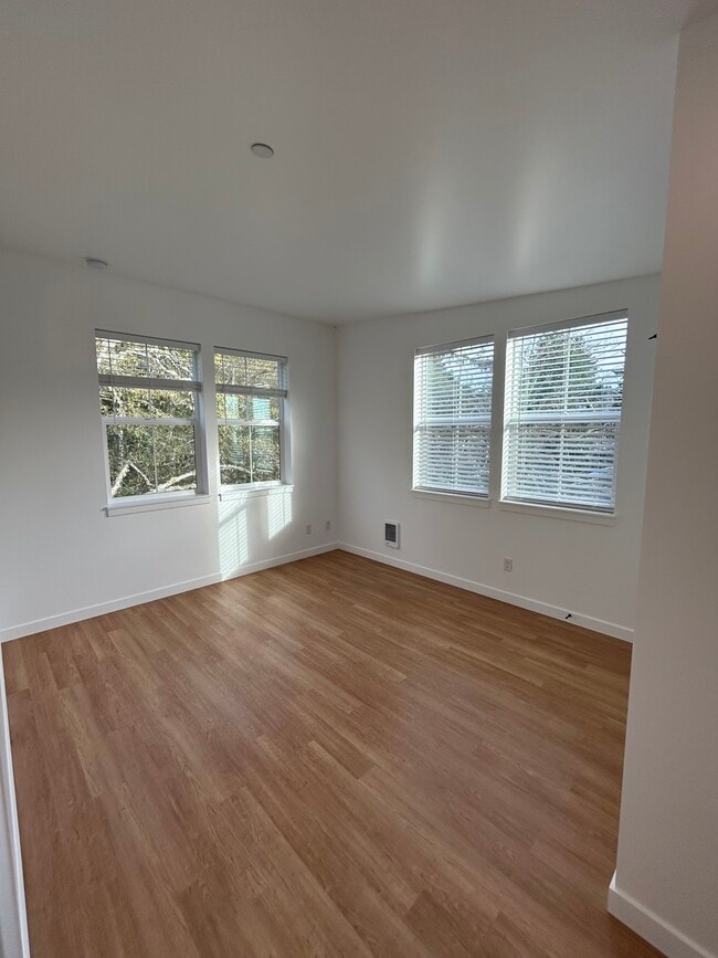 Building Photo - Canal House