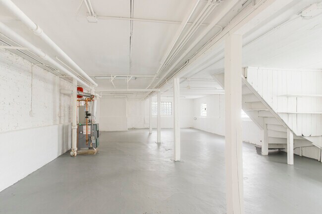 Building Photo - 2152 W Webster Ave