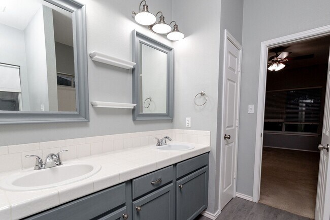 Building Photo - Inviting 4/BR 2/BA Home with Open Layout and Natural Light