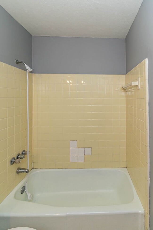 Building Photo - SPACIOUS Brick Home ~ Great location close...