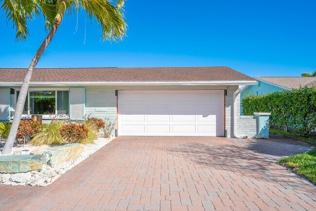 Building Photo - 3003 W Vina Del Mar Blvd