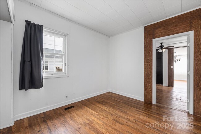 Building Photo - 387 Woodlawn Ave