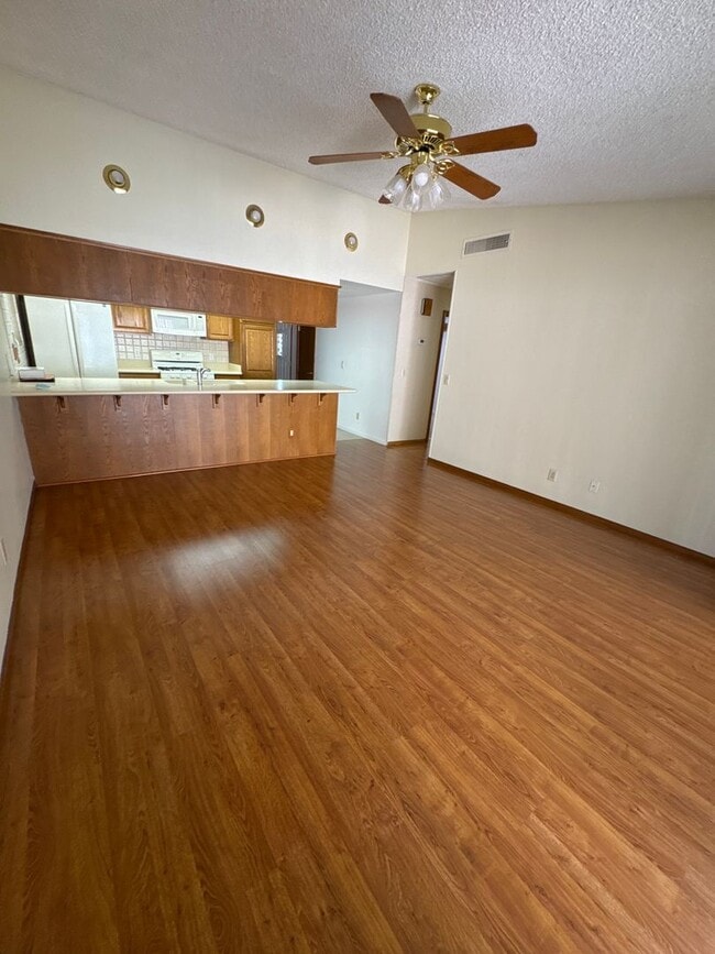 Building Photo - 4 bed, 2 bath, 2 car garage . Boulder City RV parking