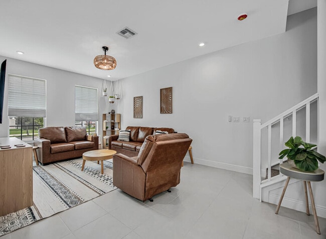 Building Photo - 930 SW Pr Ave