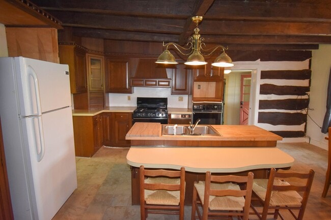 Building Photo - Large Home on Jacksonville Rd with Laundry!