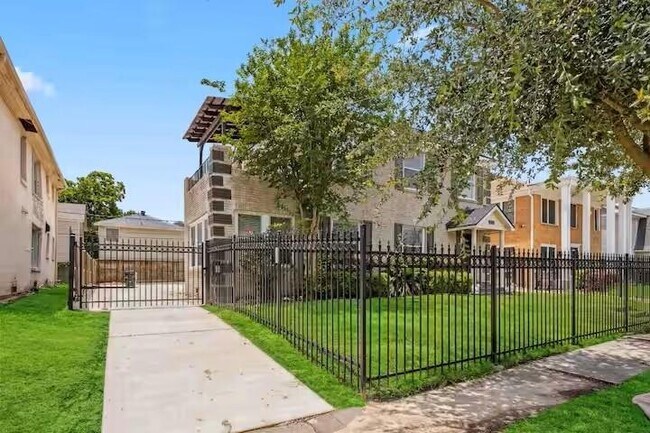 Primary Photo - 2714 Palm St