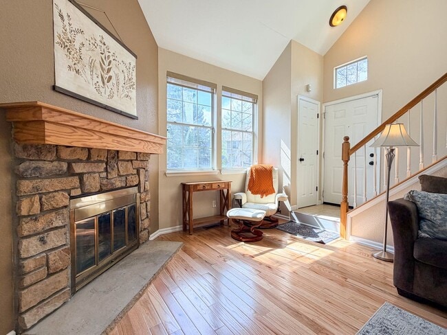 Building Photo - Open and Bright Corner Unit