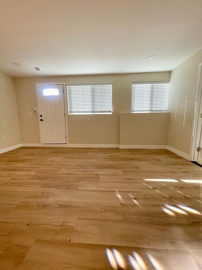 Building Photo - Newly renovated 3bd