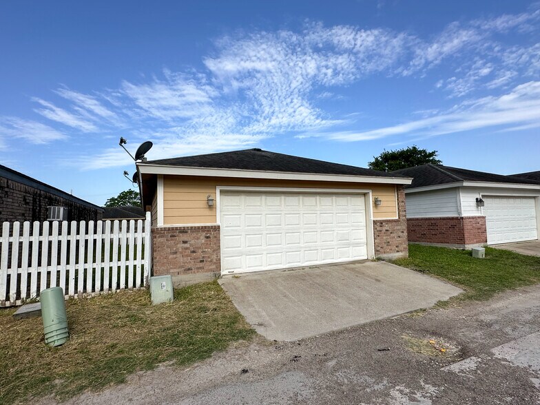 Building Photo - 1273 N Star Circle Dr