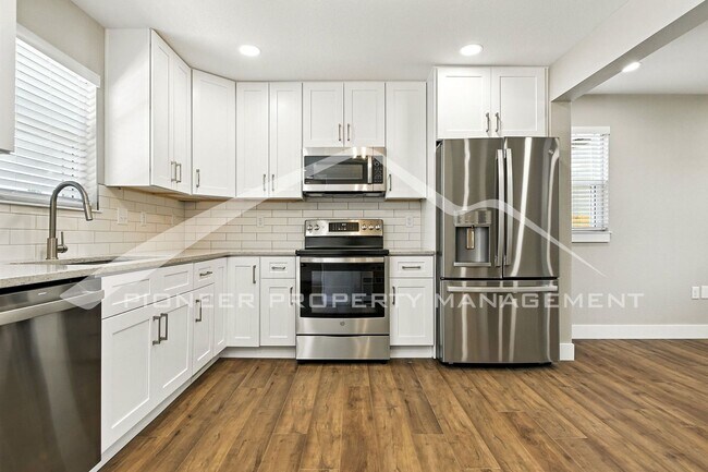 Building Photo - Spacious Home with Washer/Dryer and Centra...