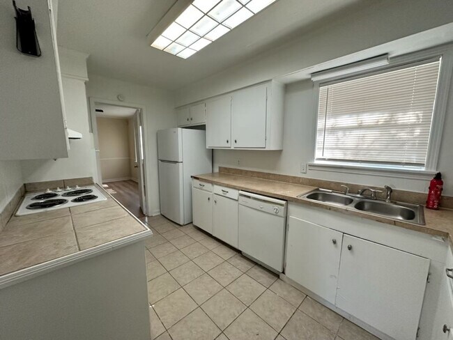 Building Photo - COMING SOON!! 3 Bed/2 Bath Home in Northea...