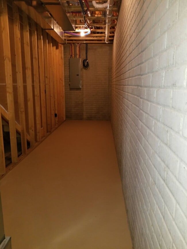 Building Photo - Daylight ranch townhome