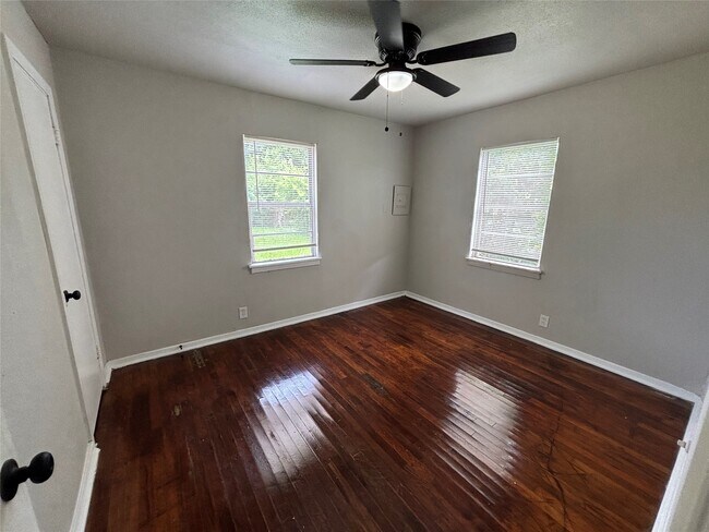 Building Photo - 3521 Grassmere St