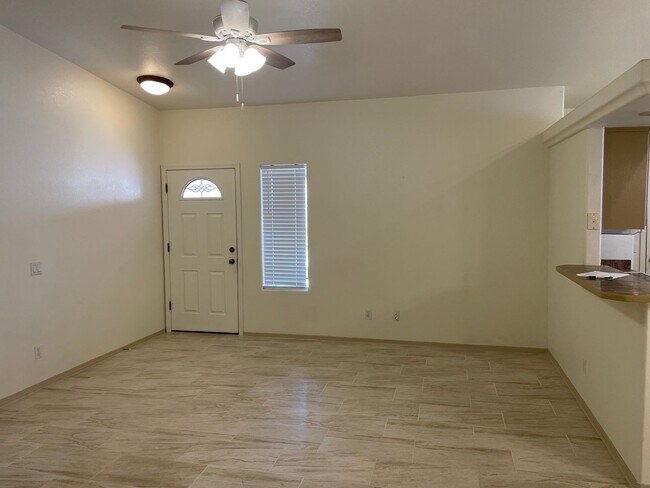 Building Photo - Move in ready, Call for a showing.