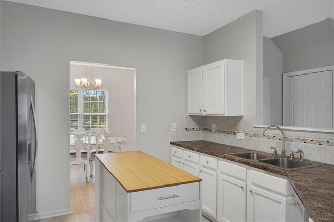 Building Photo - 940 Tree Creek Blvd