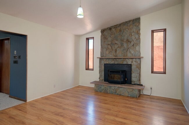 Building Photo - Amazing 3 Bedroom in the Academy Neighborhood