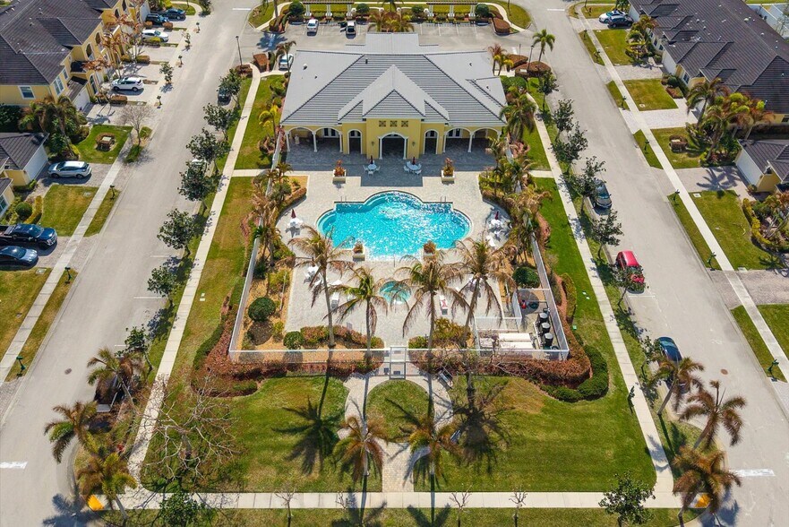 Building Photo - 6545 NW Oaklawn Way