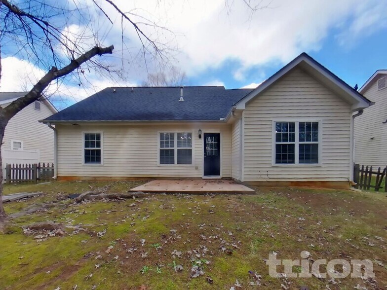 Building Photo - 5021 Meadow Trce