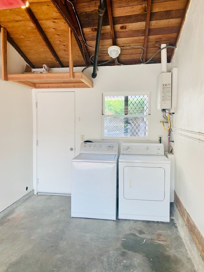 Building Photo - BEAUTIFUL 2BD/1BA CONDO IN CROWN POINT! W/ GARAGE & LAUNDRY! $3,595/mo