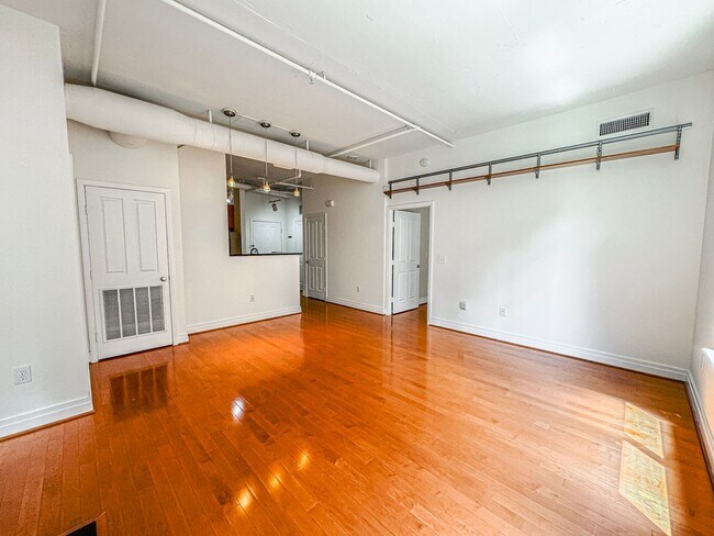 Building Photo - Luxurious 2 Bed 2 Bath Condo In Station Sq...