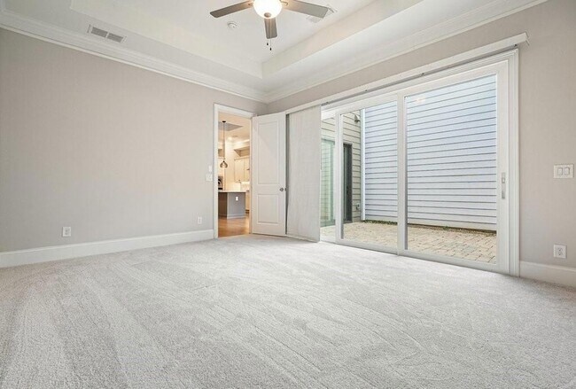 Building Photo - 123 Village Green Ave