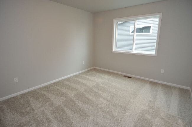 Building Photo - 4 bed 2 bath Townhome for rent!