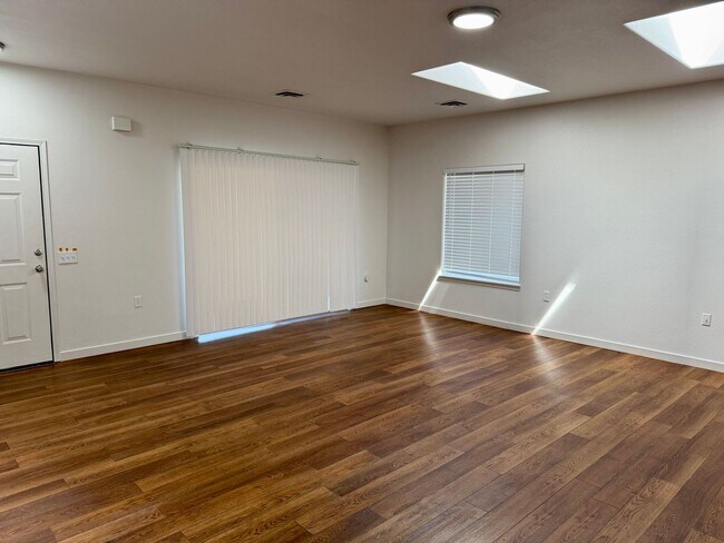 Building Photo - Amazing Remodel-5 Bed 3 bath duplex unit