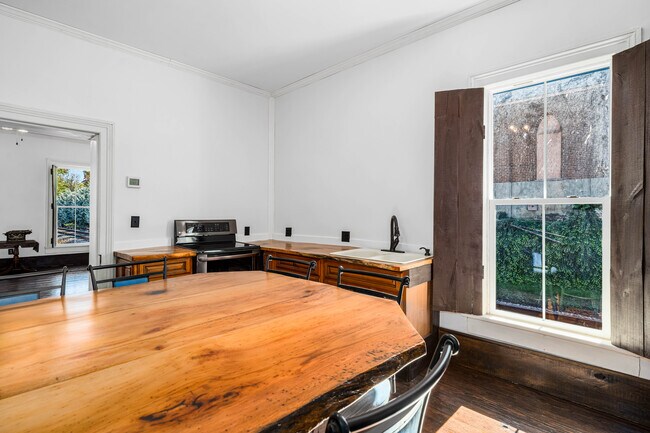 Building Photo - 120 S Cherokee St