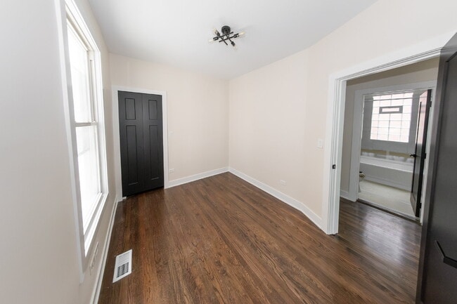 Building Photo - Beautiful 4 Bed 2 Bath home in the heart of Irving Park!