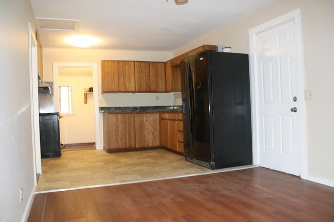 Building Photo - 2/3rd acre lot! 1 bdrm 1 bath. Store your ...