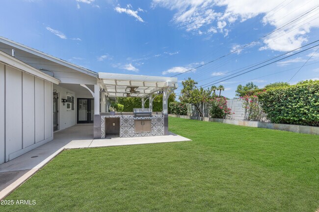 Building Photo - 4302 E Whitton Ave