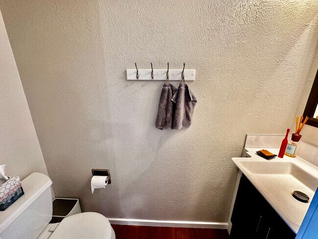 Building Photo - Wonderful 3-Bed Townhome Near Waneka Lake!