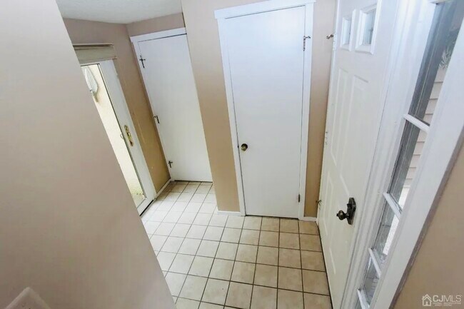 Building Photo - 587 Sayre Dr
