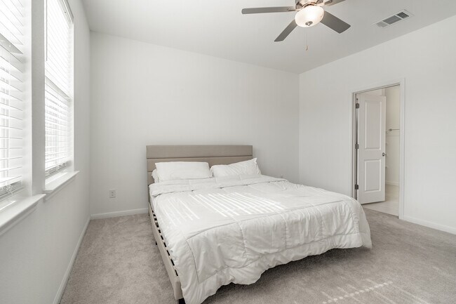 Building Photo - 848 Long Run