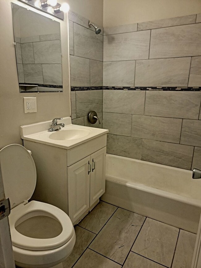 Building Photo - 3 Bed/2 Bath Home