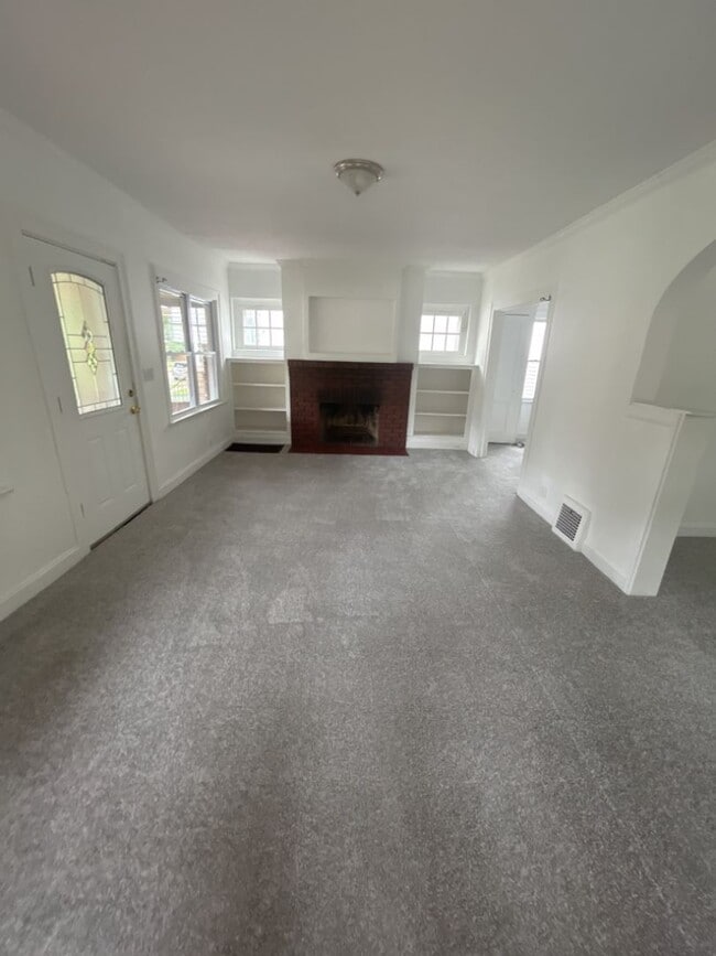 Building Photo - Charming 5-Bedroom Property in Prime Location