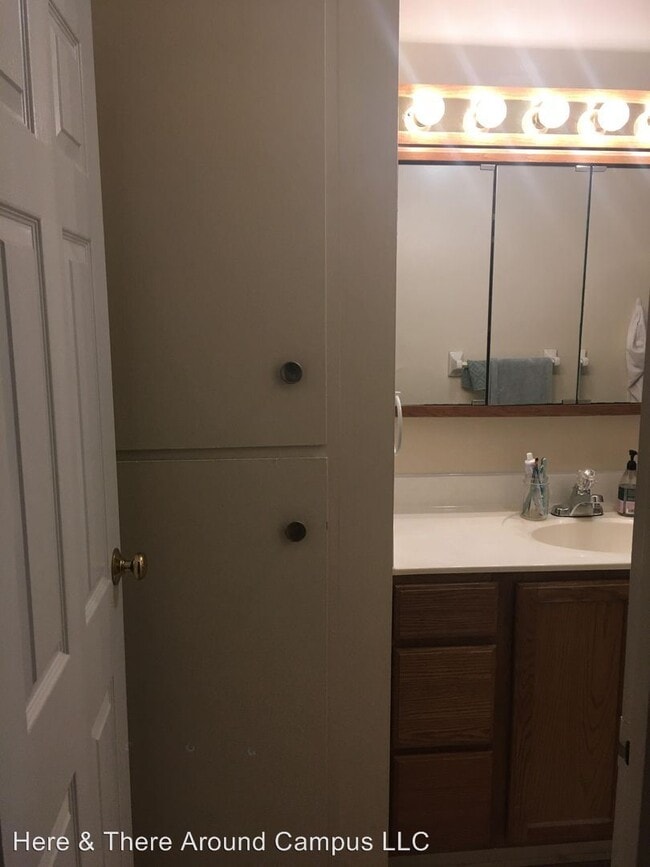 Building Photo - 639 Riverview Dr