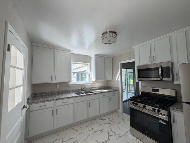 Building Photo - 126 Deerfield Dr