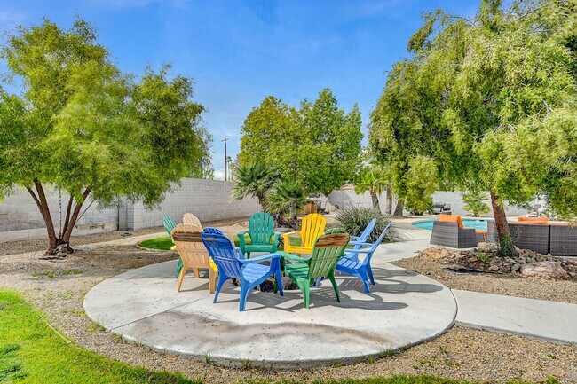 Building Photo - Stunning Vintage Vegas Pool Home on almost...