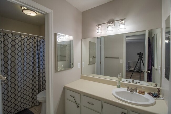 Building Photo - 21 Pinewood Ln