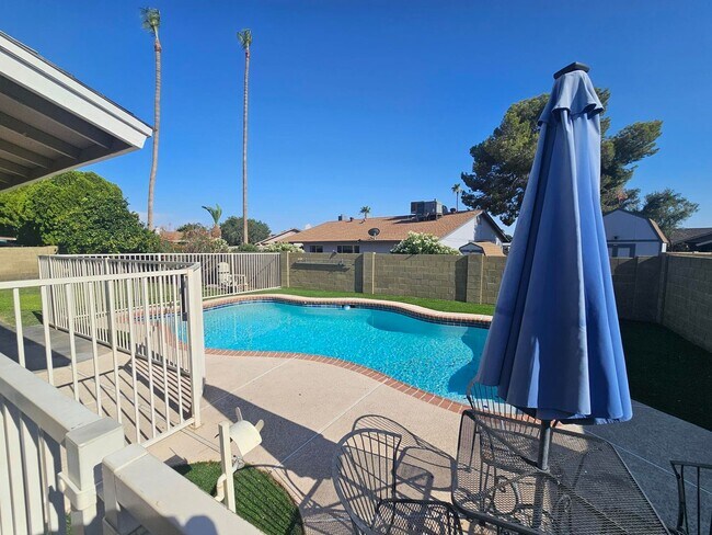 Building Photo - 3 Bedroom 2 Bath Furnished Home