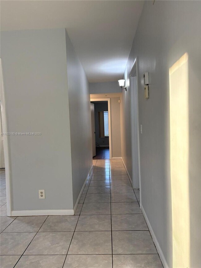 Building Photo - 702 Sunny Pine Way