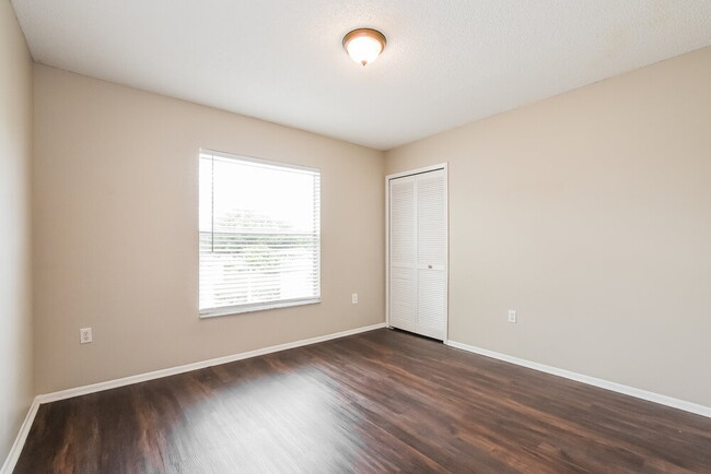 Building Photo - 985 Eagles Forrest Dr